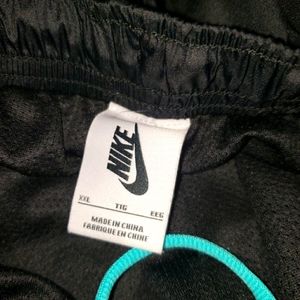Nike windbreaker pants with lining..zip pockets..zip hems